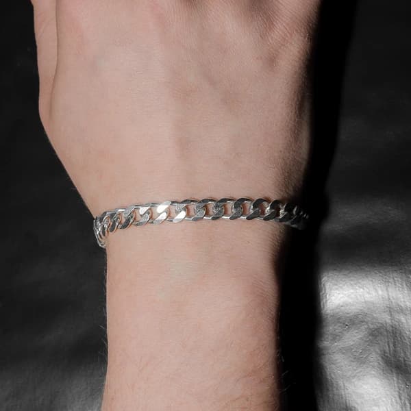 Muška srebrna narukvica Cuban Link S, elegantnog i upečatljivog dizajna, idealna za svakodnevni nošenje i posebne prilike.
