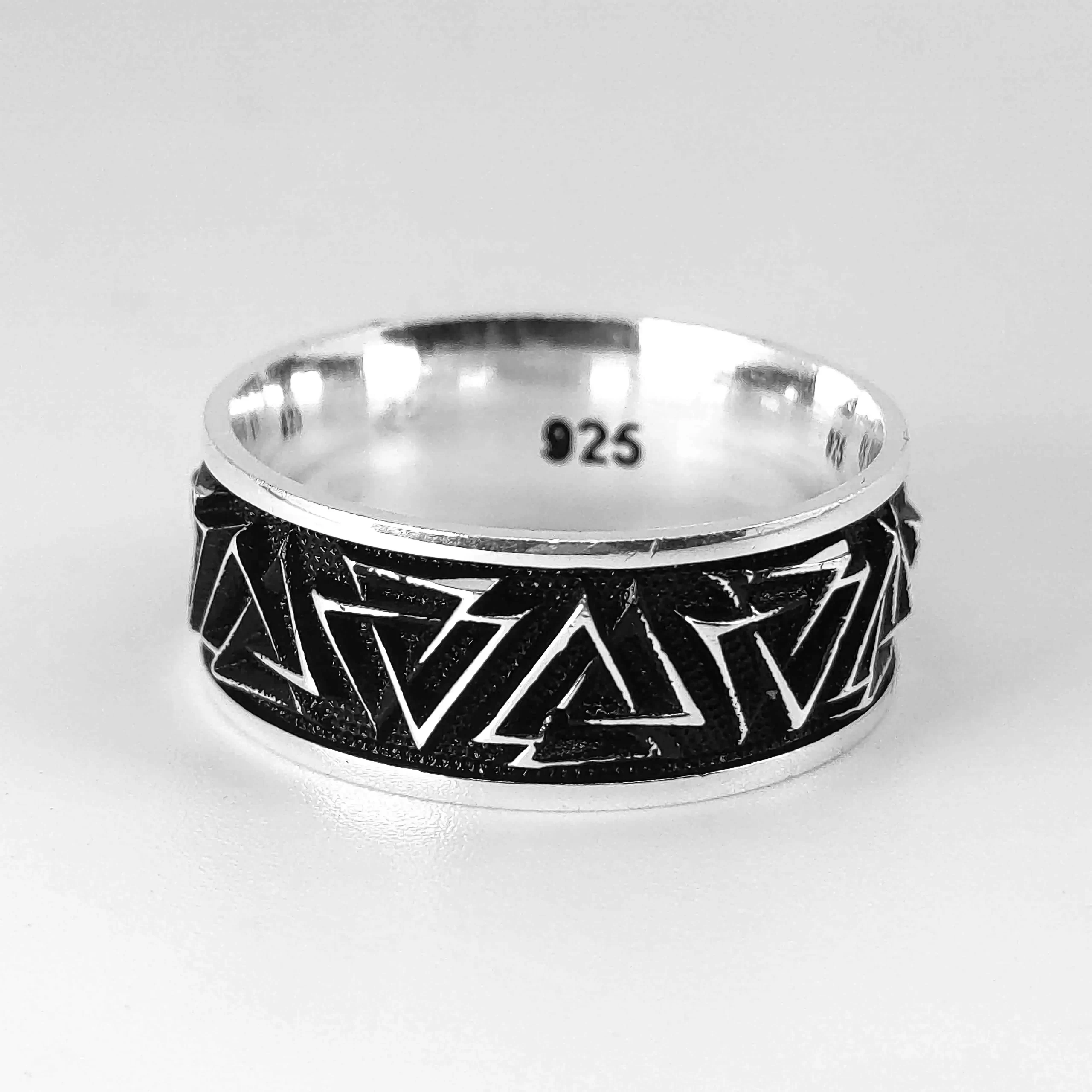 Muški prsten Crni Triangl od oksidiranog 925 srebra sa srebrnim trouglovima. Elegantan geometrijski dizajn za svakodnevni stil.