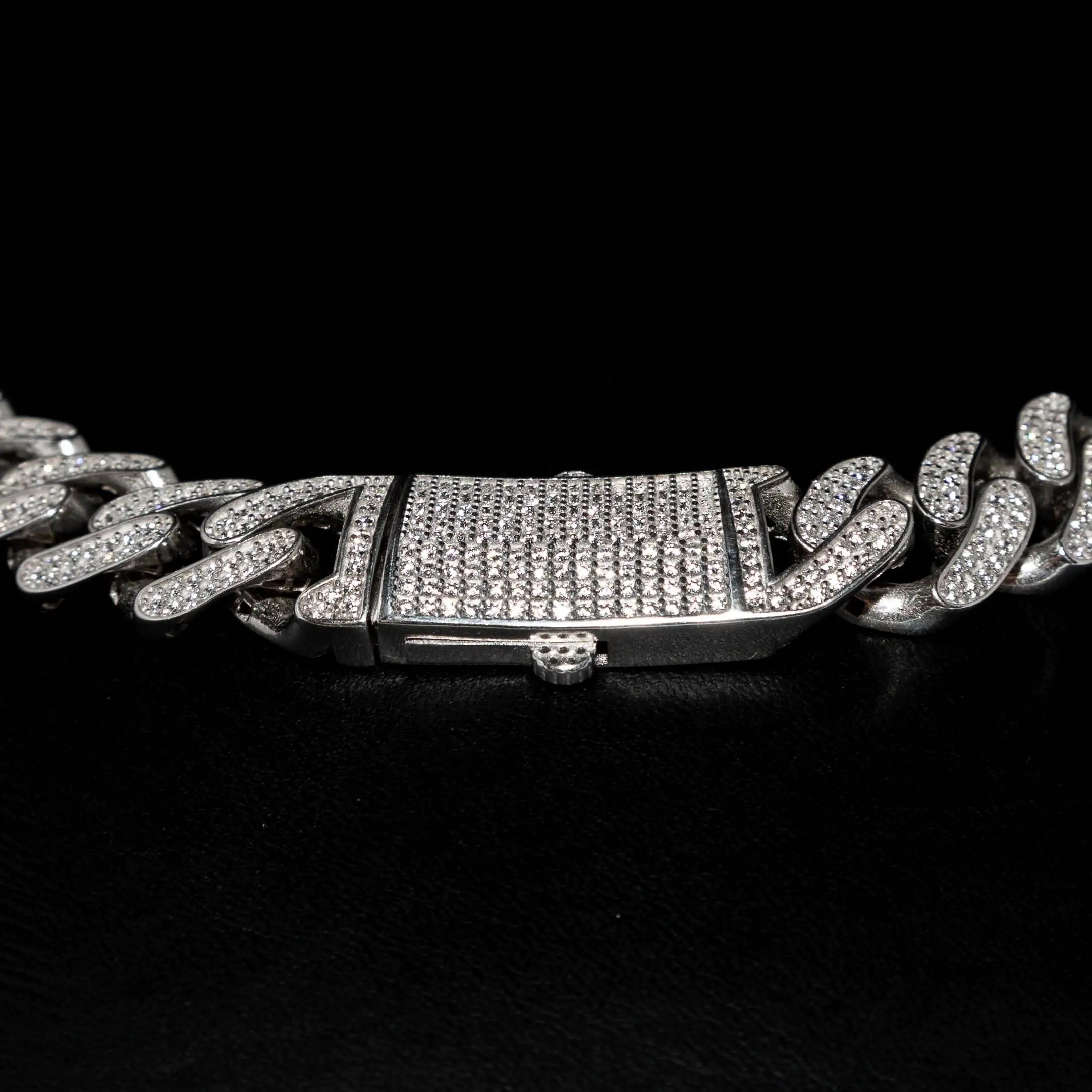 Cuban Link Iced Out srebrna ogrlica je simbol luksuza i modernog stila. S masivnim, snažno povezanim karikama koje su u potpunosti prekrivene svetlucavim cirkonima, ova ogrlica privlači pažnju i ostavlja utisak. Izrađena od visokokvalitetnog srebra, pruža savršenu kombinaciju izdržljivosti i sjaja. Idealna je za muškarce koji žele da istaknu svoj stil kroz upečatljiv komad nakita. Bez obzira da li je nosite svakodnevno ili za posebne prilike, ova Cuban Link ogrlica podiže svaku odevnu kombinaciju na viši nivo i zrači luksuzom.