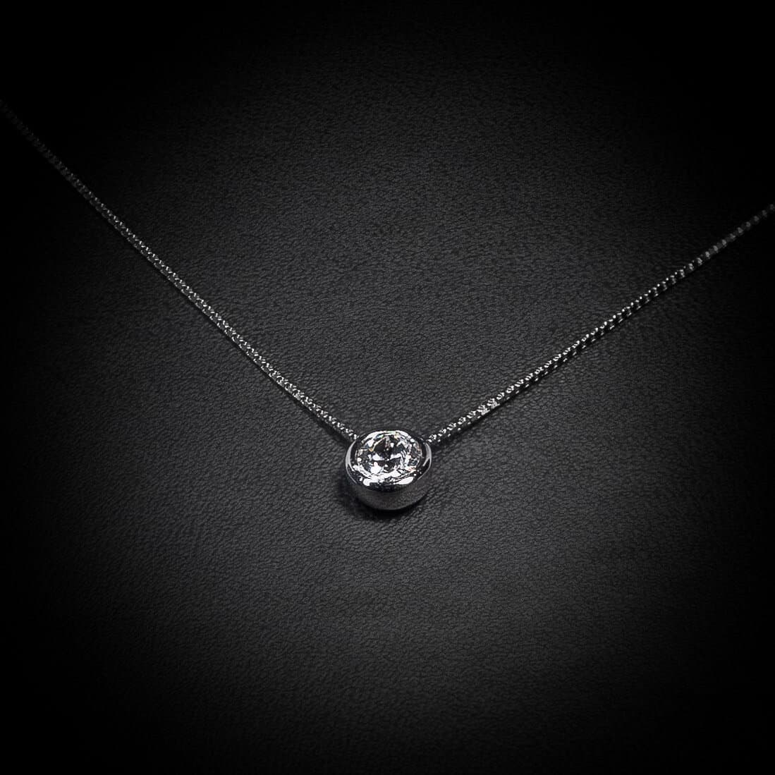 Srebrna ogrlica Diamond Glow Cirkon sa klasičnim, blistavim akcentom koji unosi dozu elegancije u svaki izgled.
