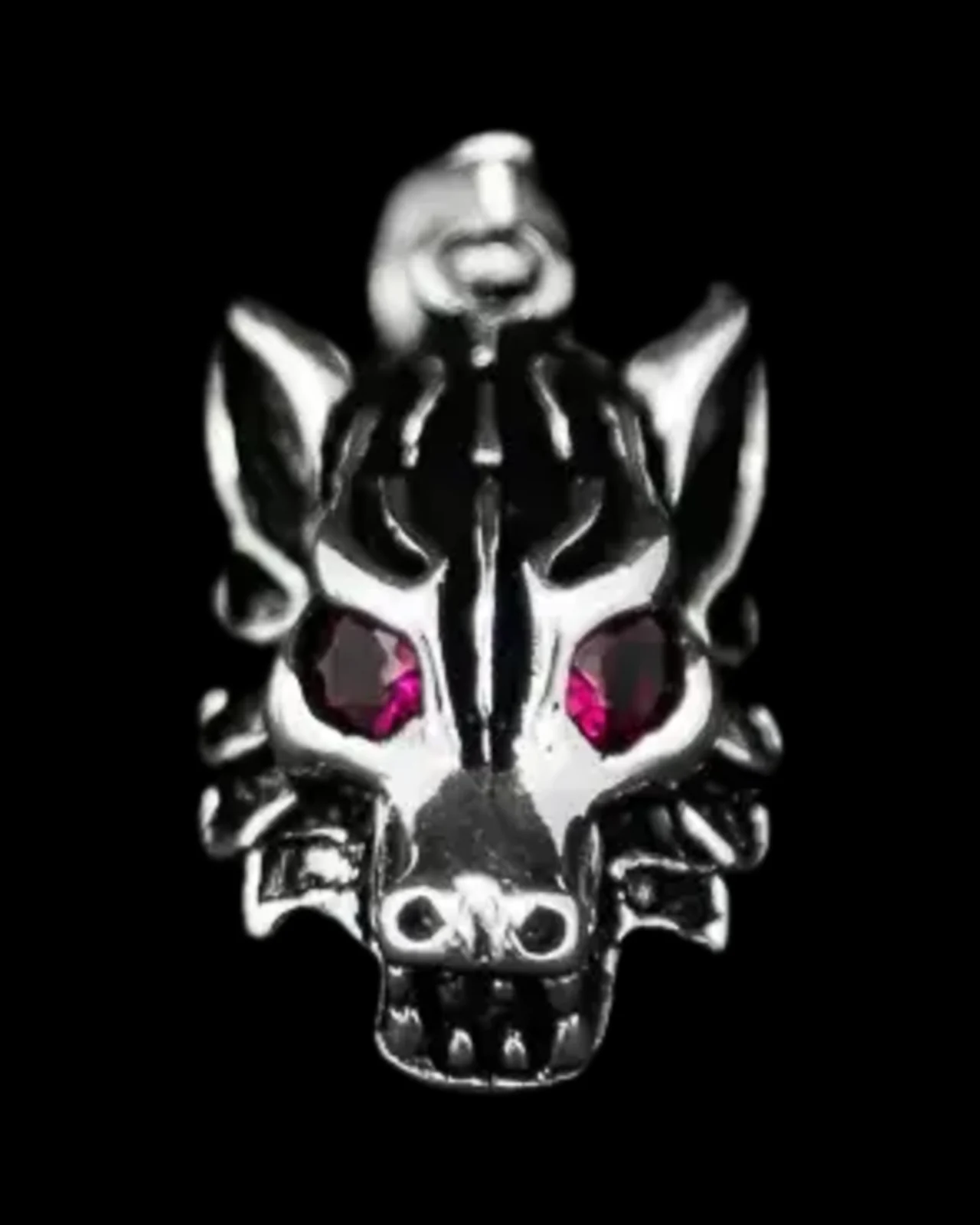 Privezak "Fenrir" donosi eleganciju i mitsku moć u jedinstvenom dizajnu - glava vuka s cirkonima u očima, simbol snage i hrabrosti iz nordijske mitologije.