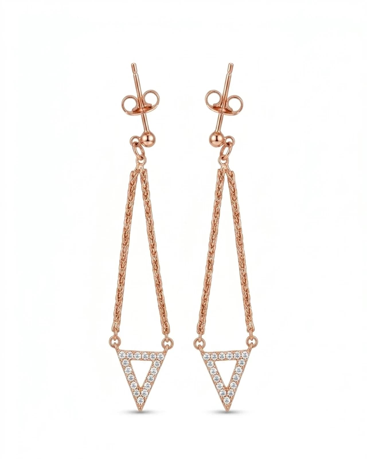 Oplemeni svoj stil s Rose Triangl visećim minđušama u prefinjenoj rose gold boji. Trouglovi koji elegantno vise su ukrašeni sjajnim cirkonima, pružajući ti dozu luksuza.