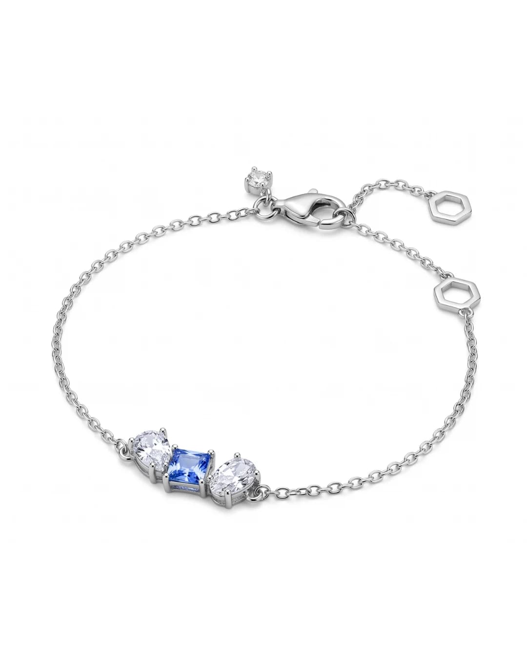 Ženska srebrna narukvica Diamond Glow Azure – Narukvica Diamond Glow Azure besprekorno kombinuje suptilnost lanca od 925 srebra sa snažnim vizuelnim identitetom plavog i prozirnog kamenja.