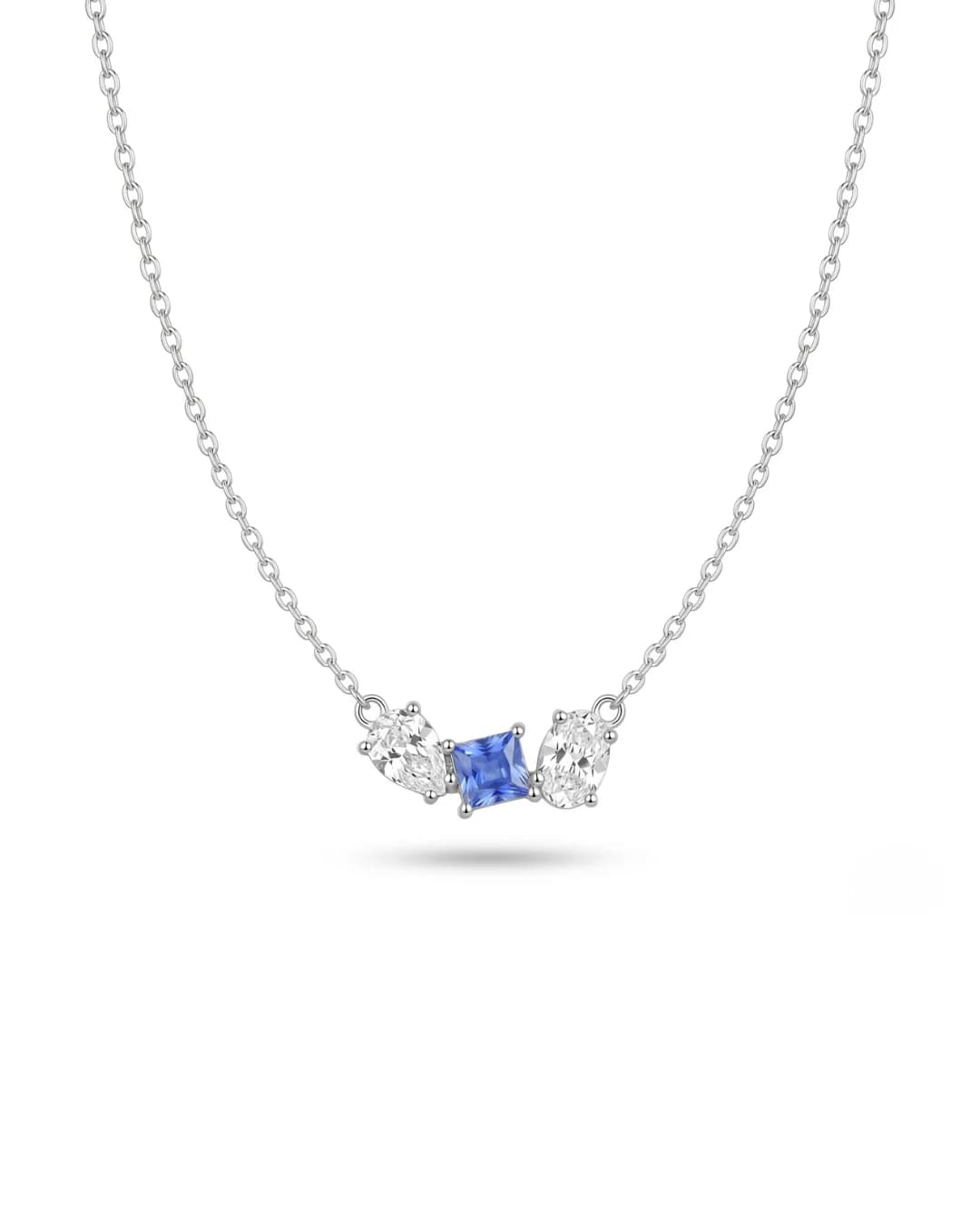 Ženska srebrna ogrlica Diamond Glow Azure – Ogrlica Diamond Glow Azure obezbeđuje upečatljiv kontrast duboko plavih tonova i vrhunskog 925 srebra.