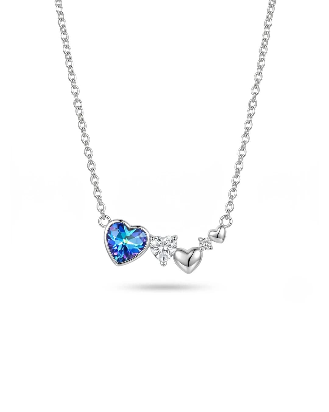 Ženska srebrna ogrlica Diamond Glow Blue Heart – Ogrlica Diamond Glow Blue Heart nudi efektan spoj savremene geometrije i intenzivnog, magnetskog kolorita.