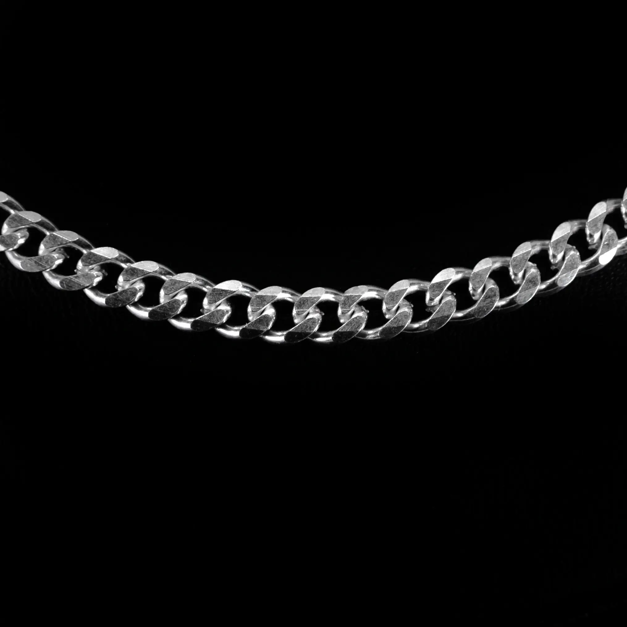 Muška srebrna narukvica Cuban link S daje elegantan i upečatljiv izgled. Napravljena od visokokvalitetnog srebra, narukvica je otporna na habanje i dugotrajno ostaje sjajna. Fleksibilna konstrukcija omogućava lako prilagođavanje različitim veličinama zgloba.