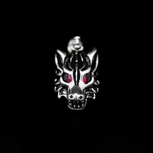 Privezak "Fenrir" donosi eleganciju i mitsku moć u jedinstvenom dizajnu - glava vuka s cirkonima u očima, simbol snage i hrabrosti iz nordijske mitologije.