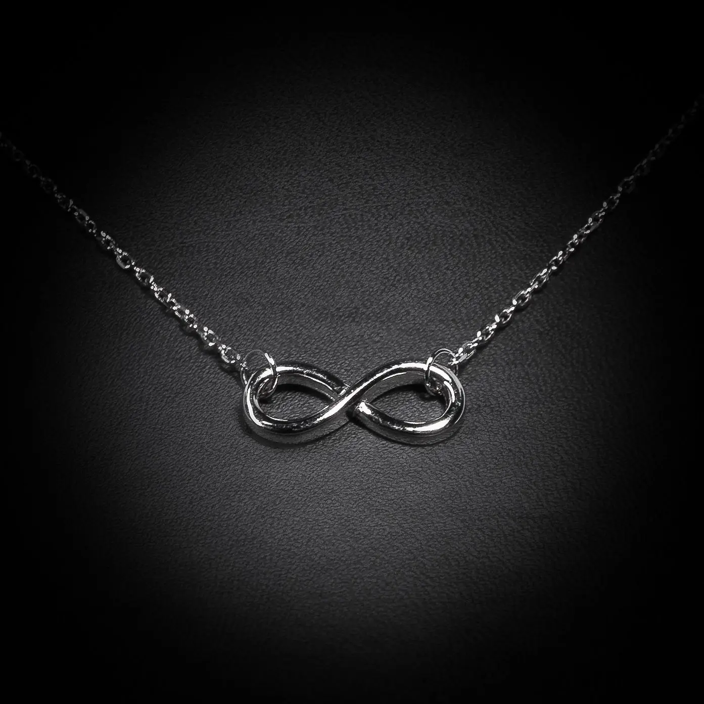 Ogrlica Beskonačnosti sa znakom infinity od 925 srebra je izraz večne elegancije. Ovaj tanak lanac nežno nosi simbol beskonačnosti, izrađen od visokokvalitetnog srebra. Ova ogrlica je ne samo komad nakita, već i podsećanje na bezvremensku ljubav, večnu sreću i beskrajne mogućnosti.