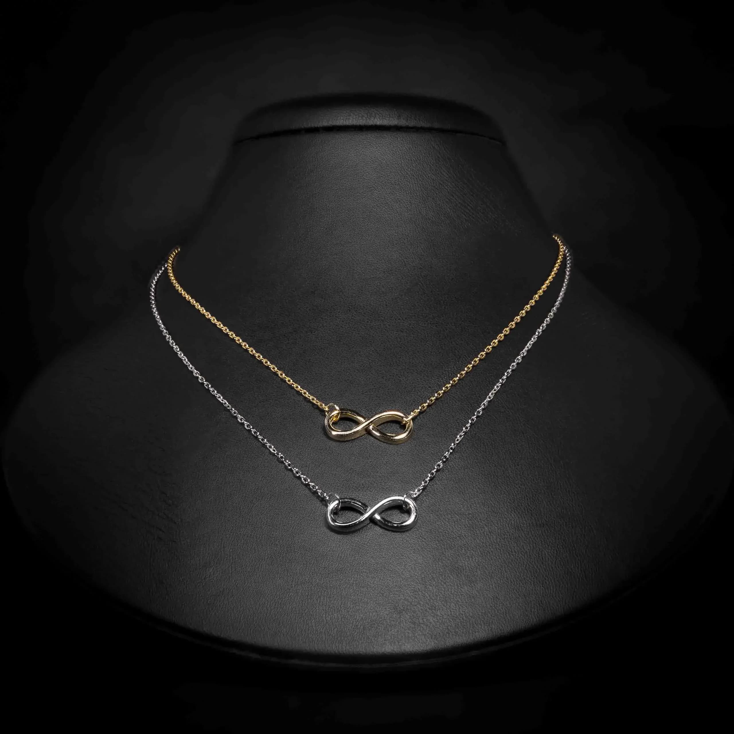 Ogrlica Beskonačnosti sa znakom infinity od 925 srebra je izraz večne elegancije. Ovaj tanak lanac nežno nosi simbol beskonačnosti, izrađen od visokokvalitetnog srebra. Ova ogrlica je ne samo komad nakita, već i podsećanje na bezvremensku ljubav, večnu sreću i beskrajne mogućnosti.