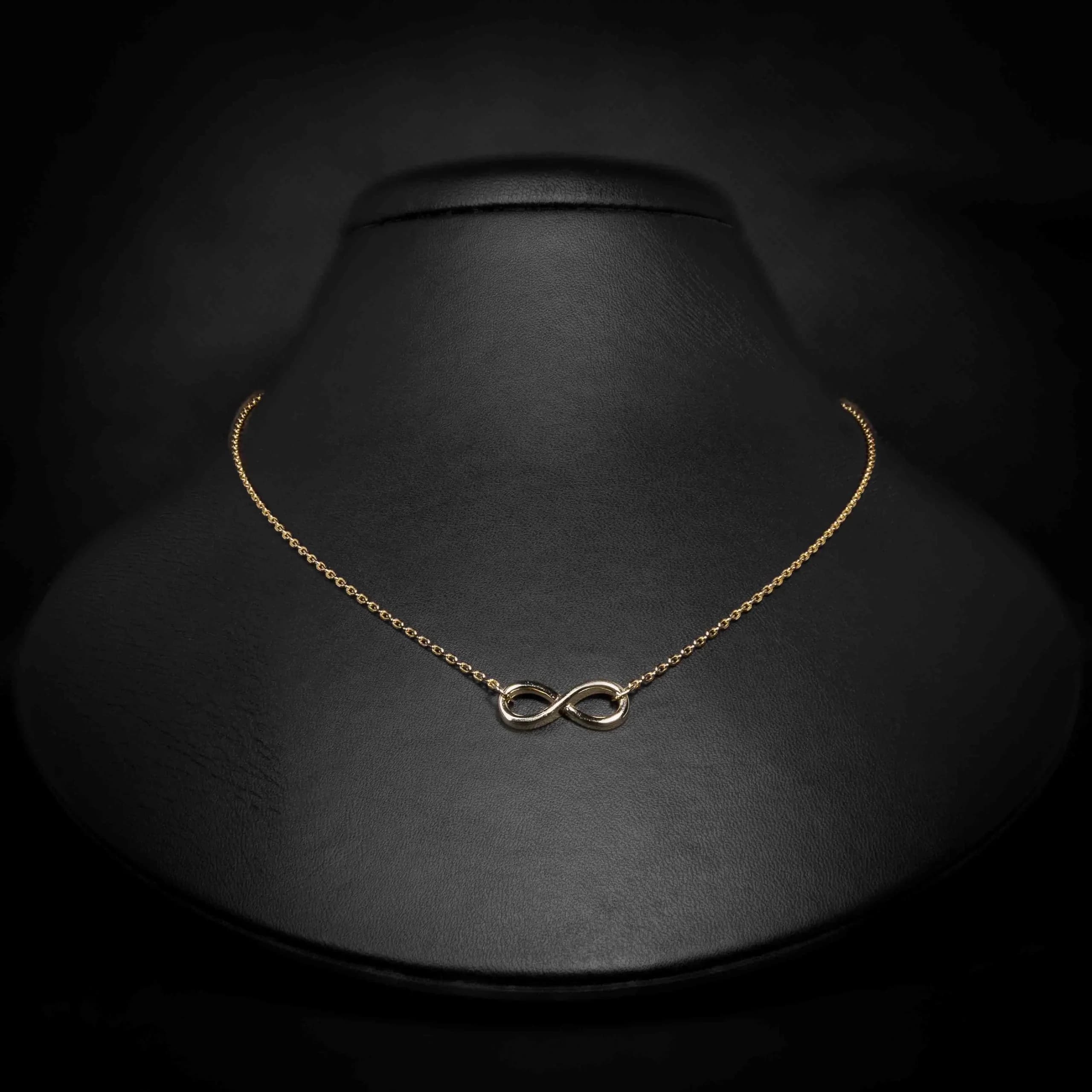 Ogrlica Beskonačnosti sa znakom infinity od 925 srebra je izraz večne elegancije. Ovaj tanak lanac nežno nosi simbol beskonačnosti, izrađen od visokokvalitetnog srebra. Ova ogrlica je ne samo komad nakita, već i podsećanje na bezvremensku ljubav, večnu sreću i beskrajne mogućnosti.