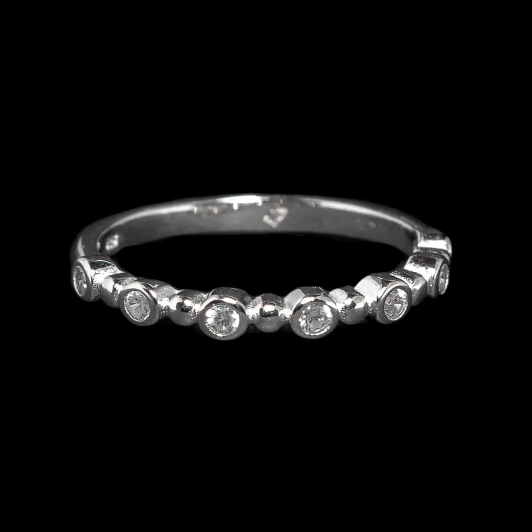 Srebrni prsten Light Kristal je izuzetno tanak i elegantan komad nakita koji odiše suptilnom elegancijom. Sa svojim diskretnim cirkonima koji stvaraju blistav efekat, ovaj prsten je idealan za dodavanje suptilnog sjaja svakom izgledu. Izrađen od visokokvalitetnog srebra, savršen je za svakodnevno nošenje kao i za posebne prilike.