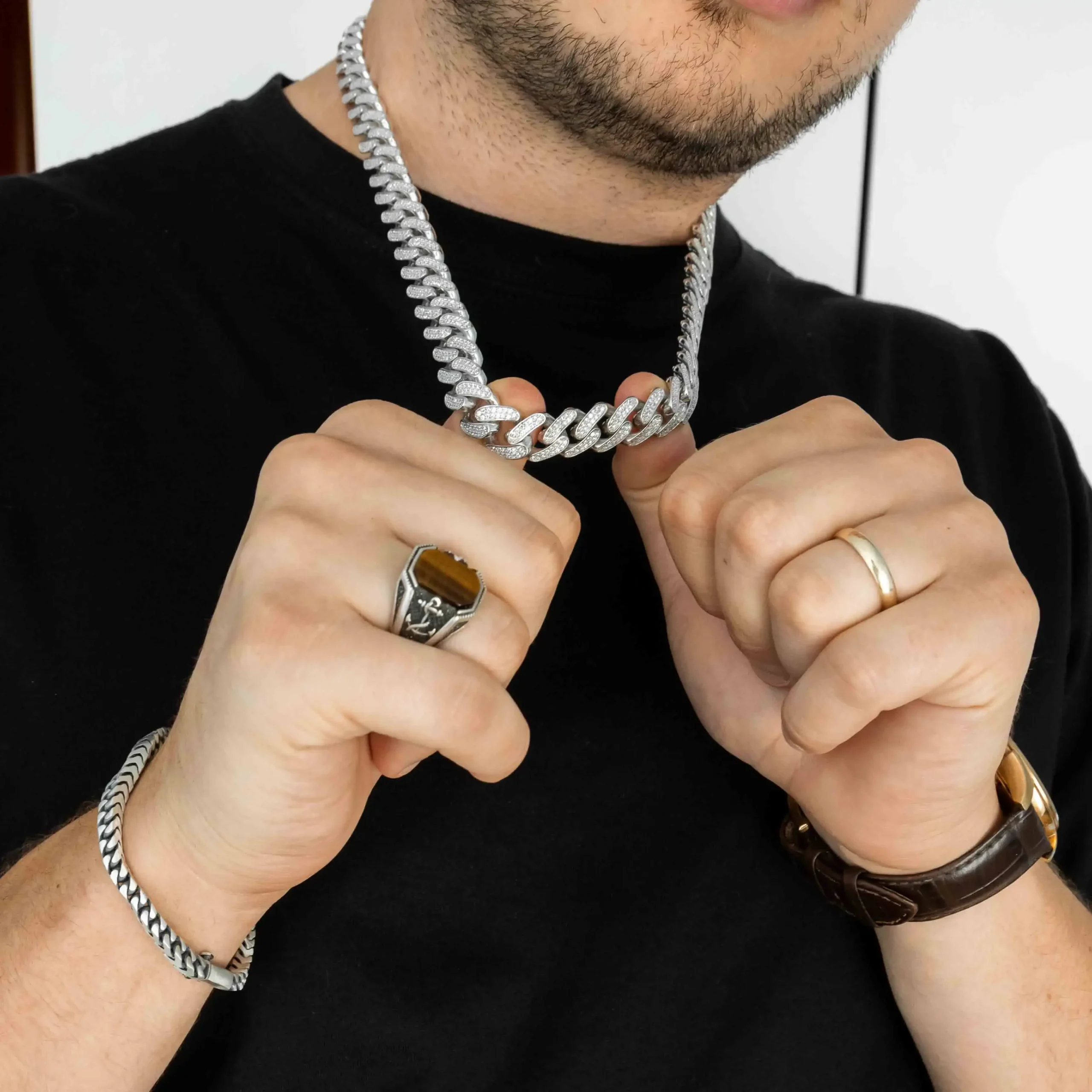 Cuban Link Iced Out srebrna ogrlica je simbol luksuza i modernog stila. S masivnim, snažno povezanim karikama koje su u potpunosti prekrivene svetlucavim cirkonima, ova ogrlica privlači pažnju i ostavlja utisak. Izrađena od visokokvalitetnog srebra, pruža savršenu kombinaciju izdržljivosti i sjaja. Idealna je za muškarce koji žele da istaknu svoj stil kroz upečatljiv komad nakita. Bez obzira da li je nosite svakodnevno ili za posebne prilike, ova Cuban Link ogrlica podiže svaku odevnu kombinaciju na viši nivo i zrači luksuzom.