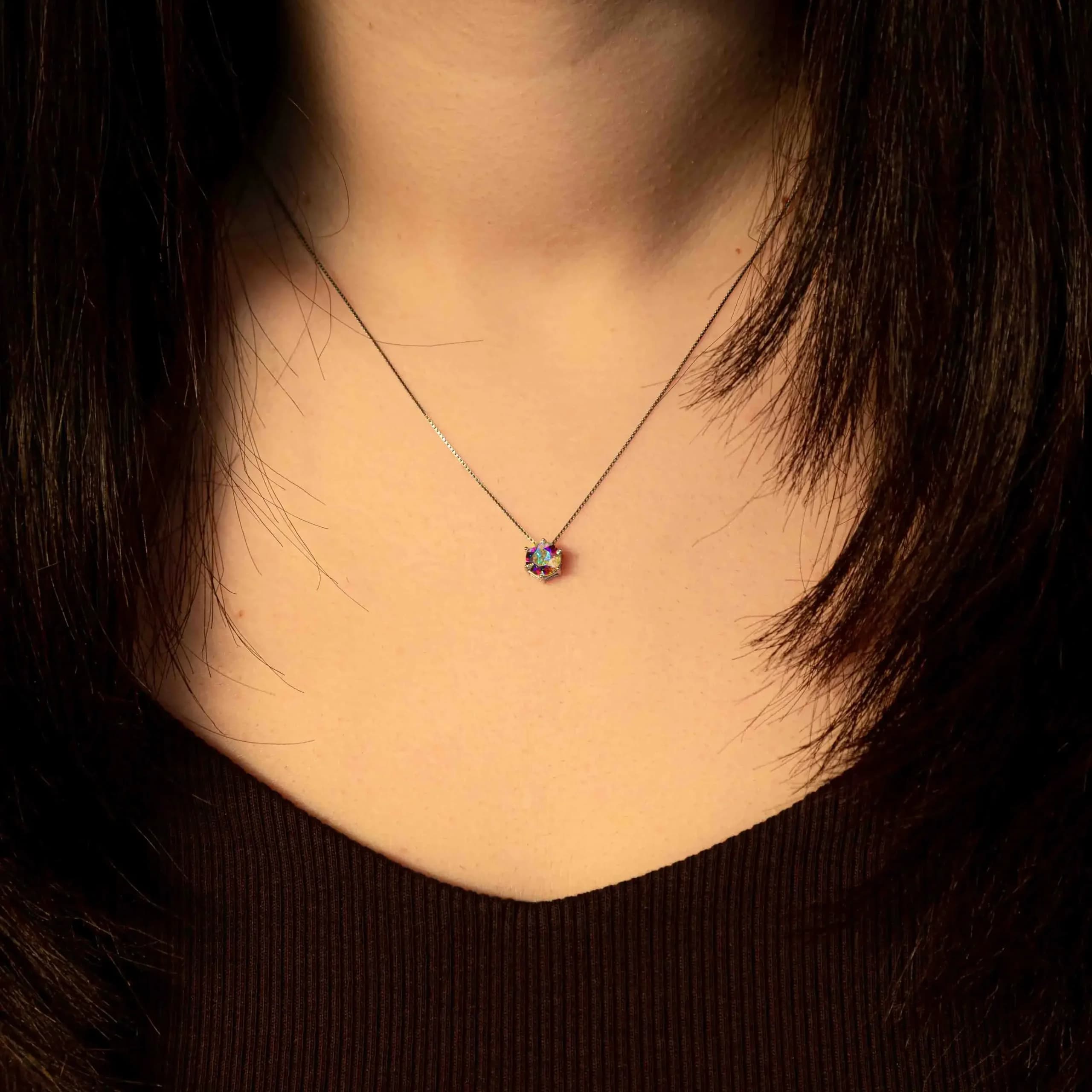 Ogrlica Diamond Glow Mistik od srebra sa mističnom refleksijom svetlosti, elegantan nakit za posebne prilike