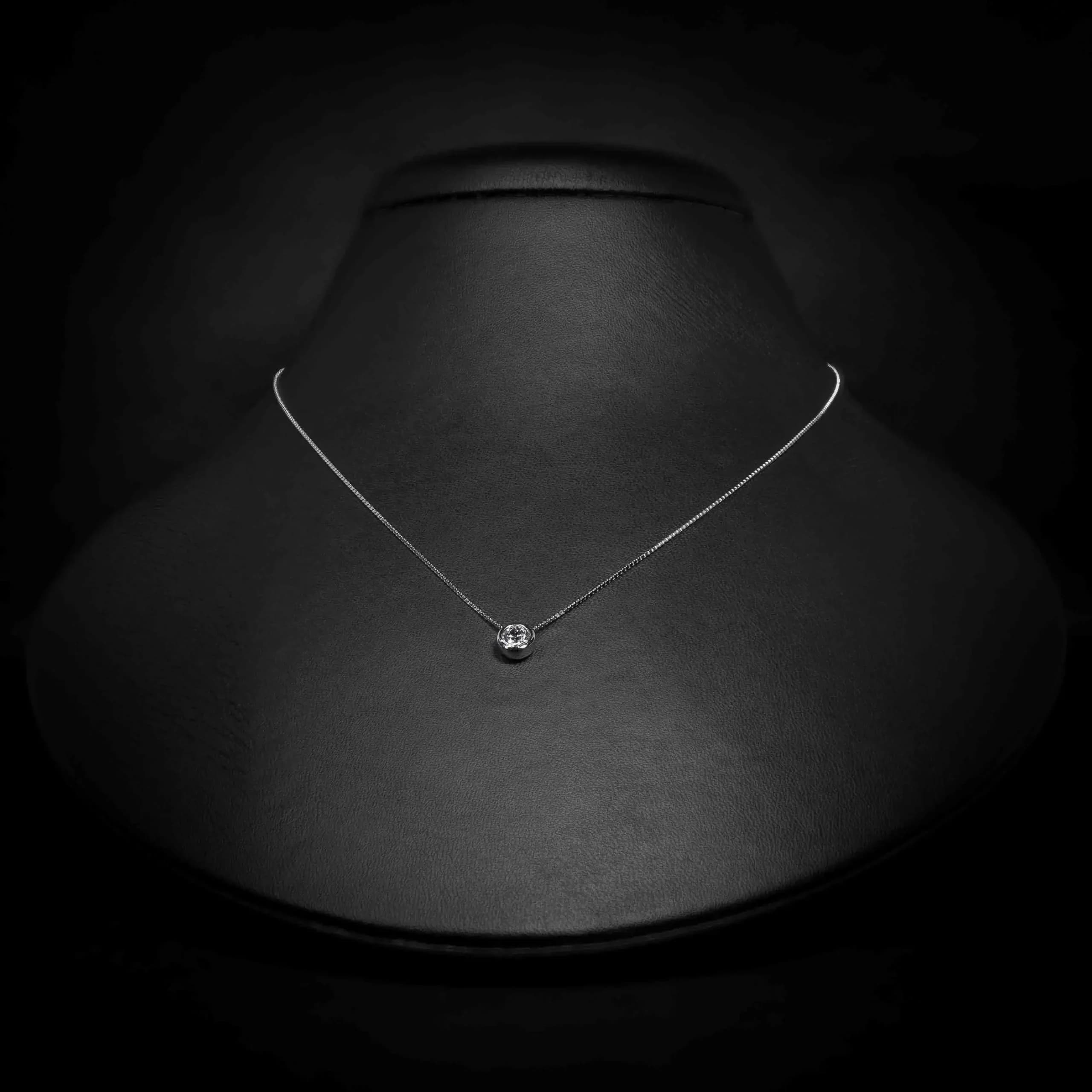 Srebrna ogrlica Diamond Glow Cirkon sa klasičnim, blistavim akcentom koji unosi dozu elegancije u svaki izgled.