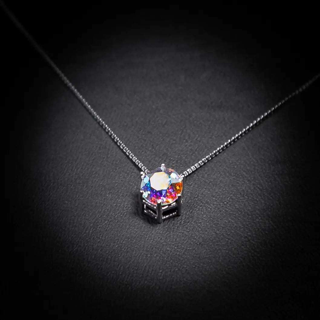 Srebrna ogrlica Diamond Glow Mistik sa magičnim odsjajem koji menja nijanse, privlači pažnju i odiše elegancijom.