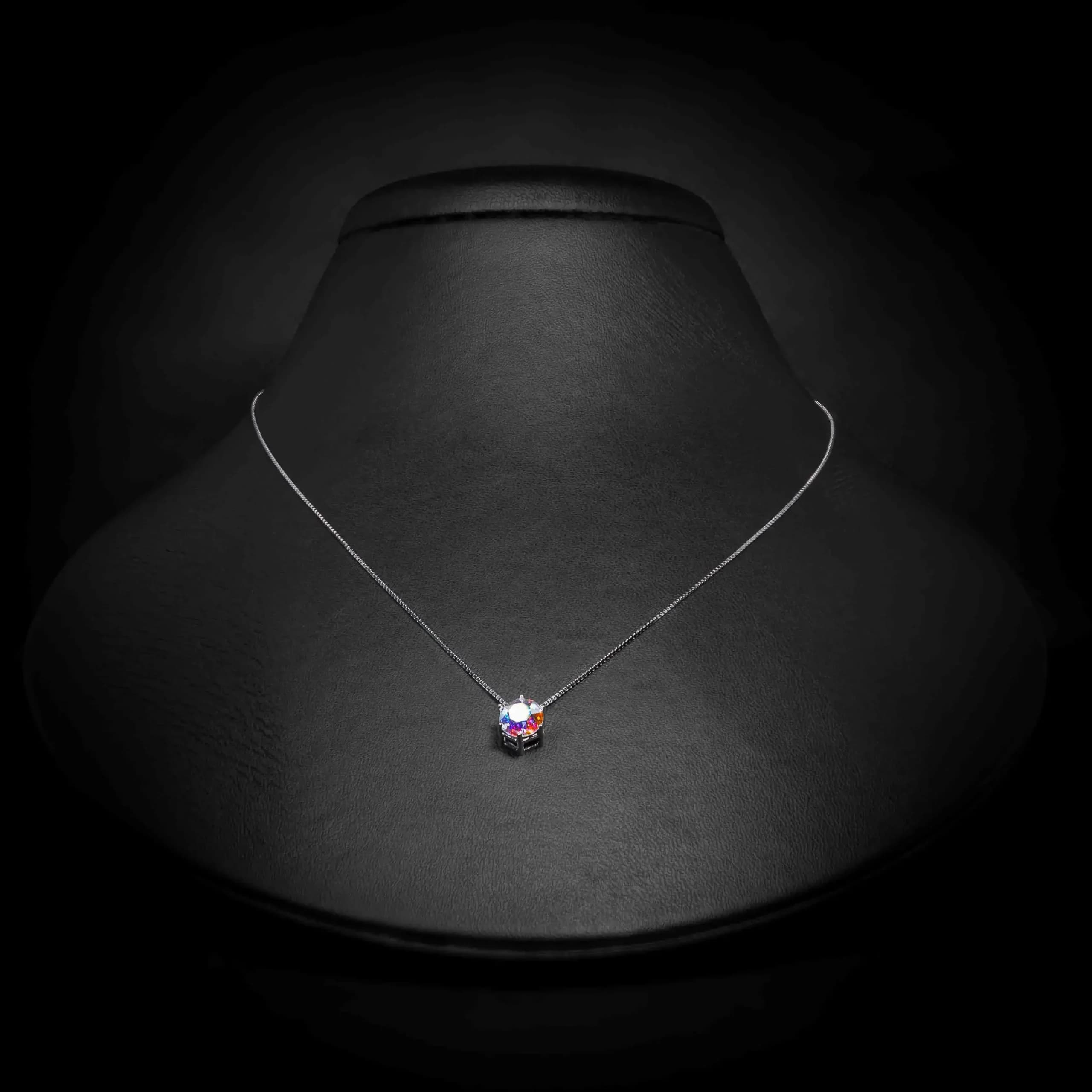 Srebrna ogrlica Diamond Glow Mistik sa magičnim odsjajem koji menja nijanse, privlači pažnju i odiše elegancijom.