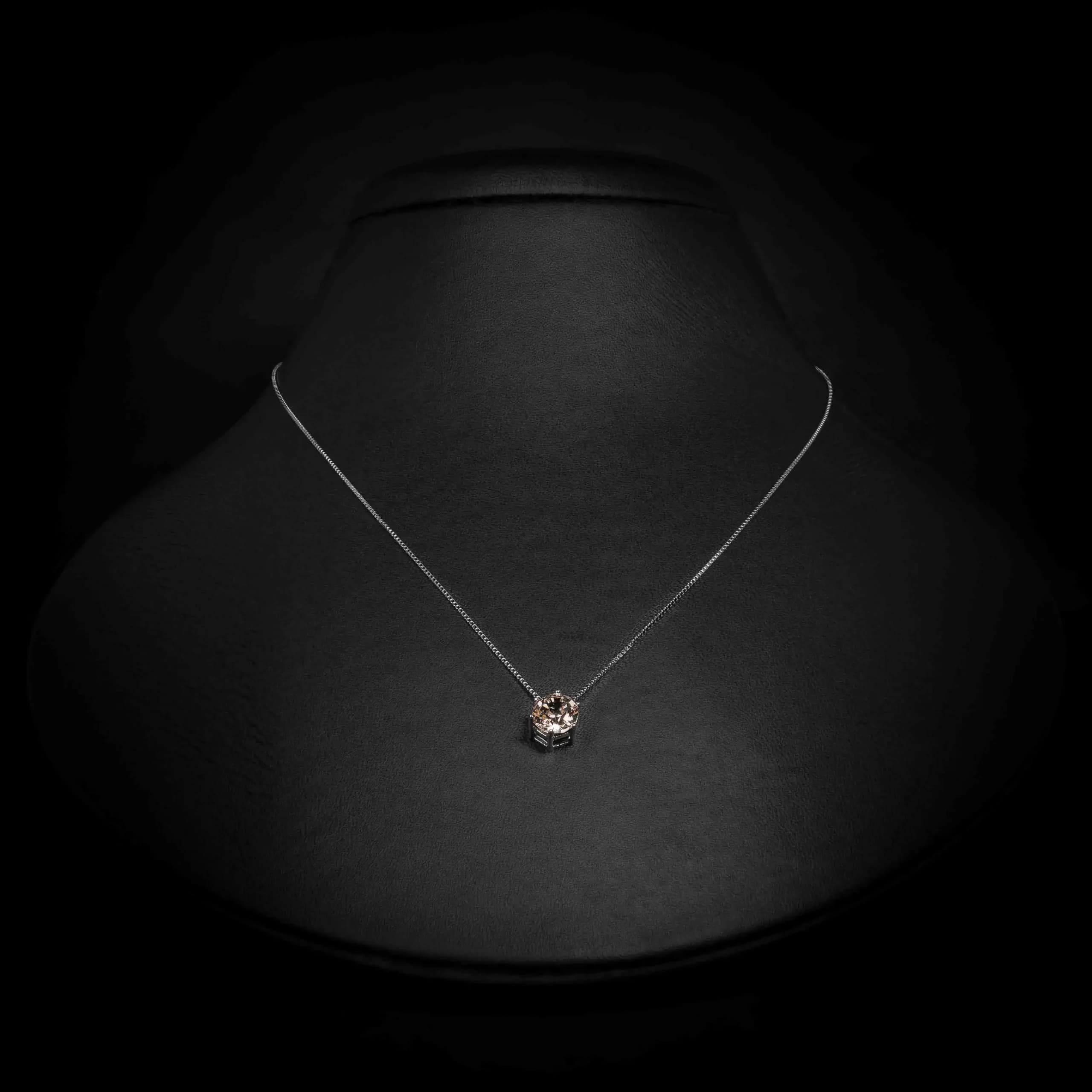 Srebrna ogrlica Diamond Glow Narandžasta – spoj elegancije i topline u jednom upečatljivom komadu nakita. Idealna za svaki stil.