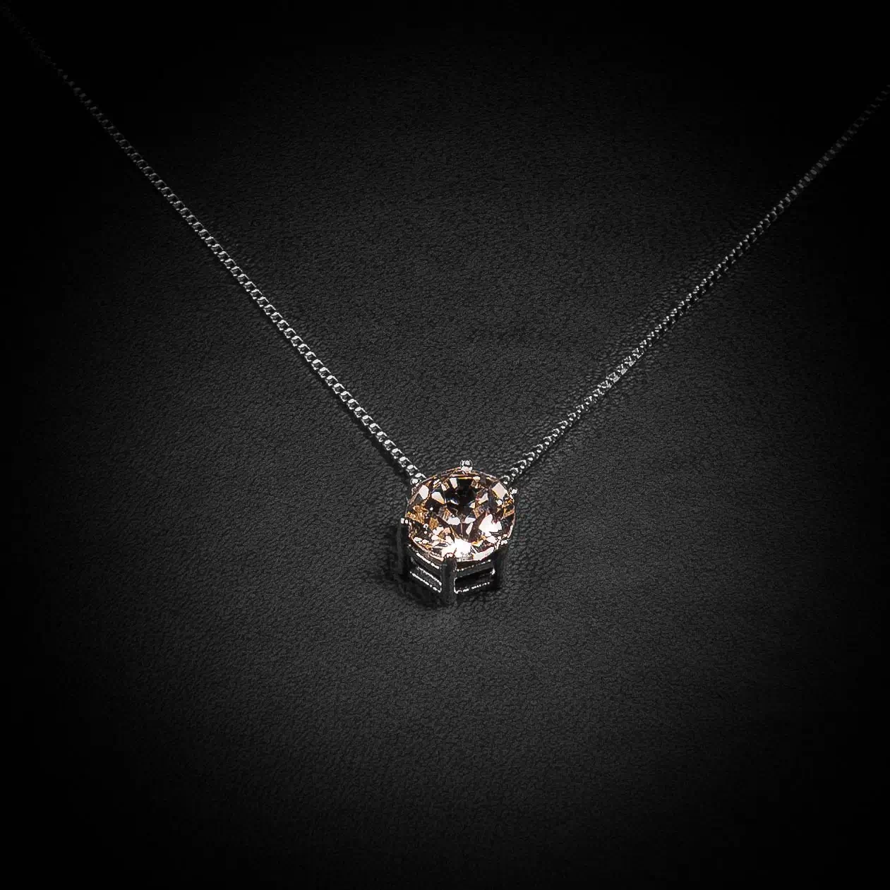 Srebrna ogrlica Diamond Glow Narandžasta – spoj elegancije i topline u jednom upečatljivom komadu nakita. Idealna za svaki stil.