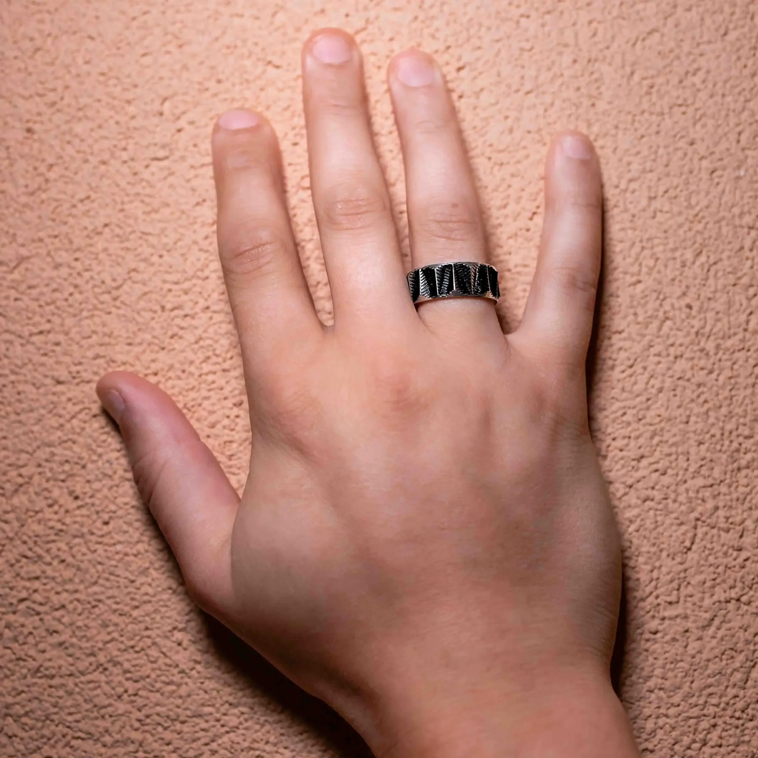 Mistik Black muški prsten od 925 srebra. Minimalistički i mističan dizajn za svakodnevno nošenje.