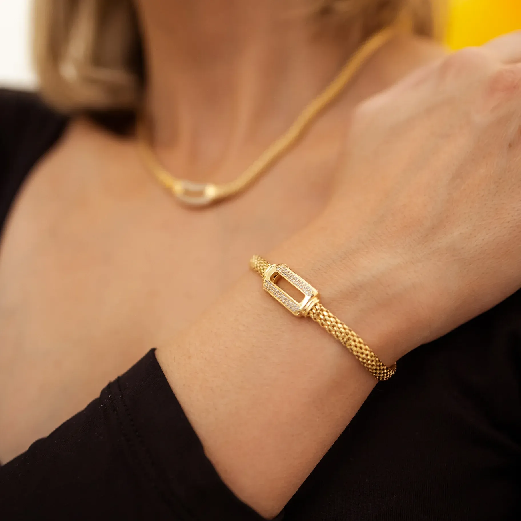 Glam Gold narukvica od 925 srebra sa 14k pozlatom, 5mm lanac, dužina 17-20cm. Elegantna i trajna, savršena za svaki dan.