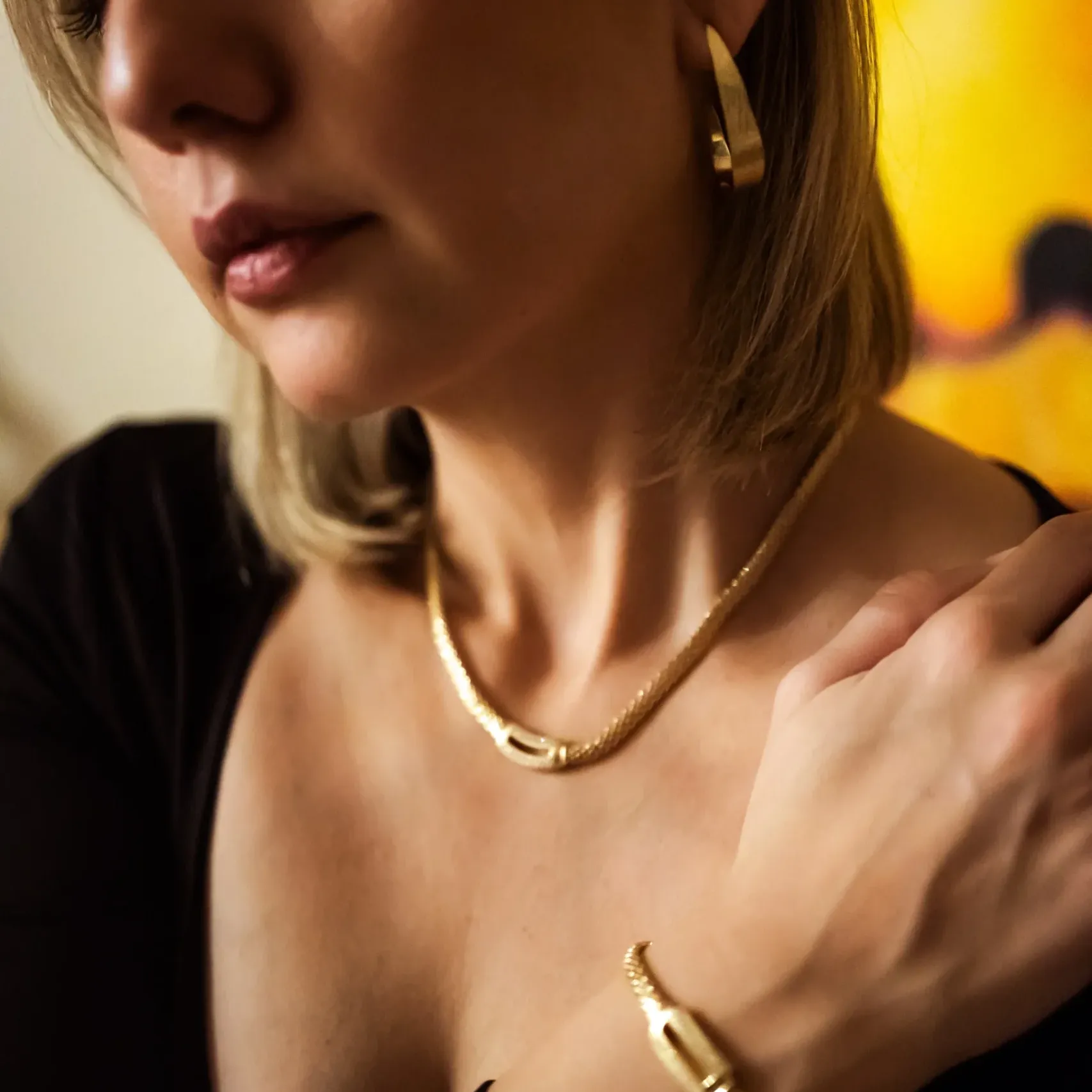 Glam Gold narukvica od 925 srebra sa 14k pozlatom, 5mm lanac, dužina 17-20cm. Elegantna i trajna, savršena za svaki dan.