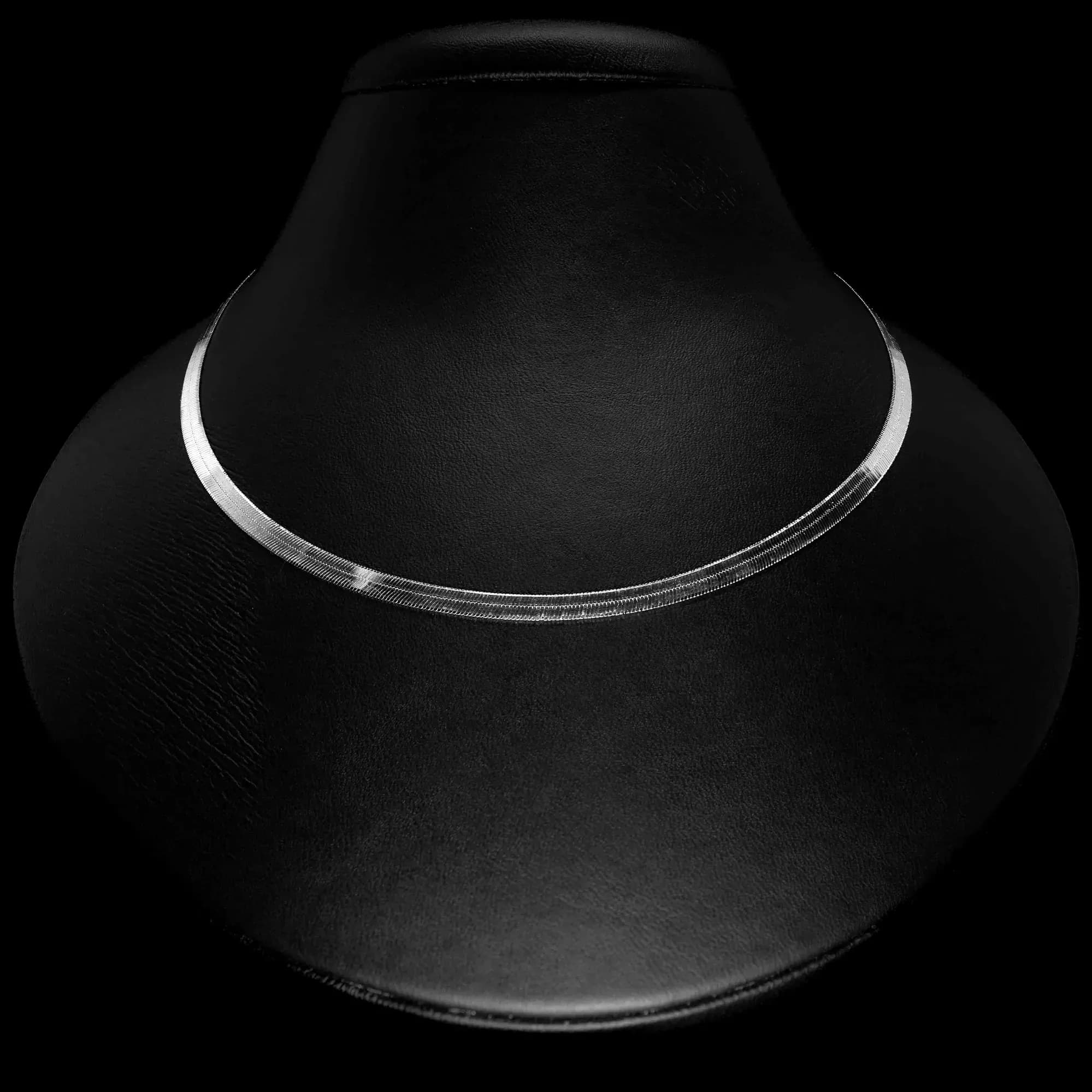 Srebrna ogrlica zmijica od 925 srebra sa rodijumom, podesiva 36-42cm. Elegantan nakit za svečane prilike.