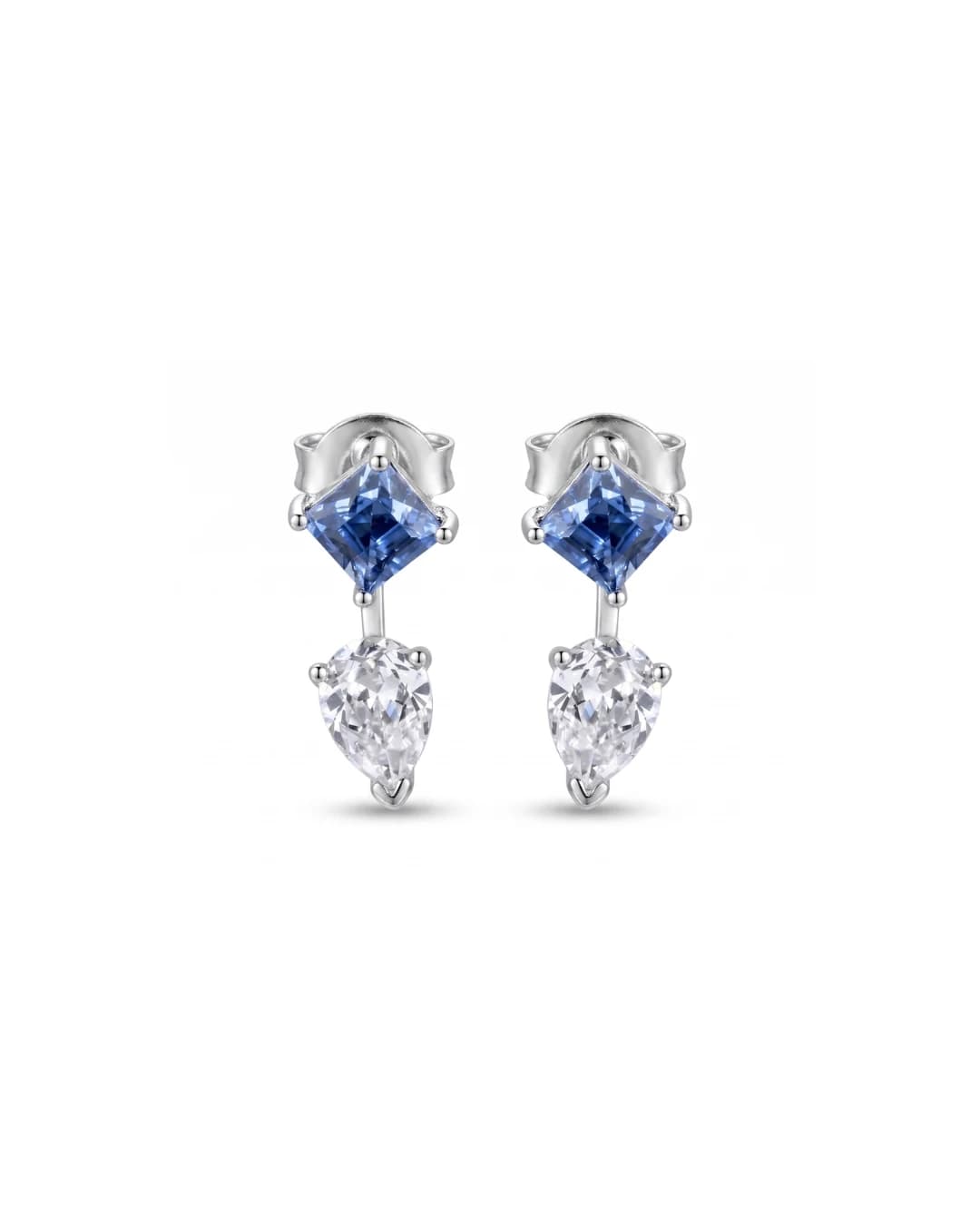 Ženske srebrne minđuše Mindjuše Diamond Glow Azure 2u1 – Minđuše Diamond Glow Azure predstavljaju odvažan spoj geometrijskih oblika i besprekorne završne obrade od 925 srebra.
